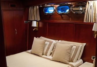 Charter yacht PRINCESS MAELA double cabin with portholes