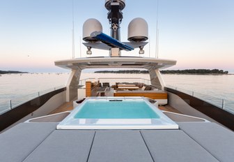 A Jacuzzi as well as sunpads and a bar on board the sundeck of superyacht VERTIGE