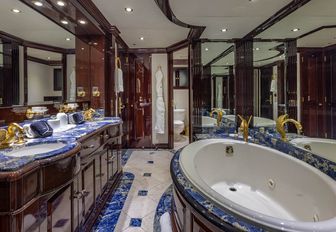 Charter yacht KEFI en suite bathroom