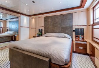 Charter yacht RARE FIND guest cabin