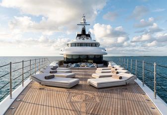 Superyacht charter ARTISAN sun loungers