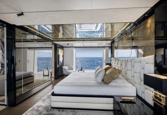 Charter yacht SHE'S A 10 TOO master cabin with central berth