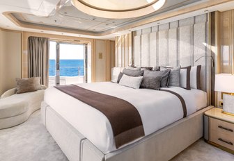 Super yacht charter AMOR A VIDA master cabin with central berth