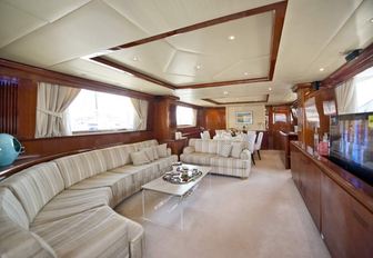 Motor yacht Falcon Island lounge