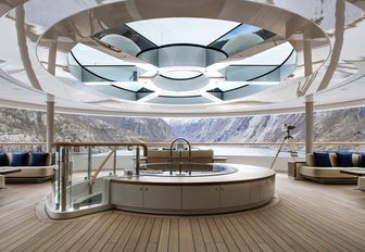 Overview of the deck Jacuzzi onboard superyacht charter FLYING FOX