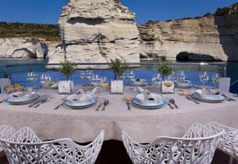 alfresco dining aboard charter yacht ‘Barents Sea’