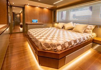 Charter yacht BACCARAT cabin with central berth