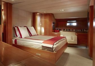 Guest accommodation on board sailing yacht SILVERTIP