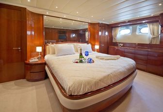 Motor yacht Falcon Island Bedroom