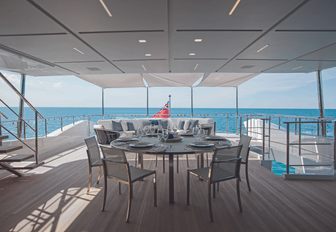 upper deck aft of superyacht ‘H with alfresco dining area