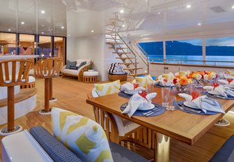 alfresco dining and bar on the aft deck of superyacht Endless Summer