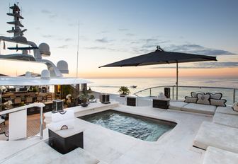 inviting pool located on the sundeck of charter yacht ‘Lioness V’