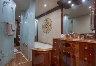 sophisticated en suite bathroom aboard motor yacht ‘Gale Winds’ 