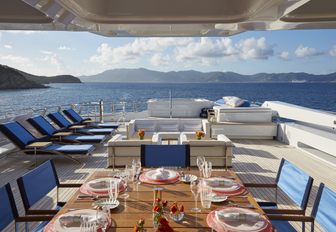 alfresco dining, lounging options and Jacuzzi on the well-equipped sundeck of superyacht ‘Victoria del Mar’