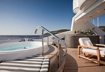 Jacuzzi surrounded by sunpads on the sundeck of luxury yacht THUMPER