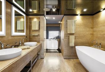 contemporary, full-beam master bathroom with free-standing bath on board charter yacht ‘Mr T’