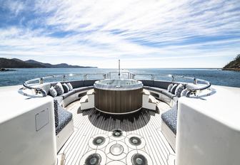 Jacuzzi on the foredeck of superyacht SPIRIT