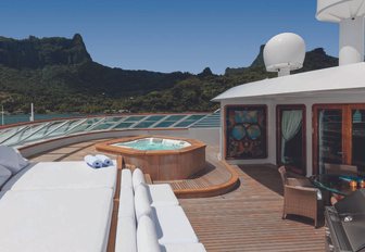 The Jacuzzi of superyacht Grand Ocean