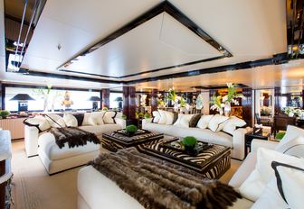 sumptuous skylounge aboard motor yacht ‘Lioness V’ 