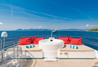 spa pool and sun pads on the sundeck of superyacht ‘Excelerate Z’ 
