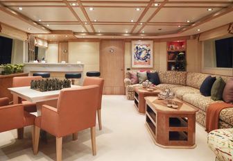 easy-going skylounge aboard luxury yacht BALAJU 
