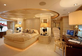 Master suite on board motor yacht PLATINUM