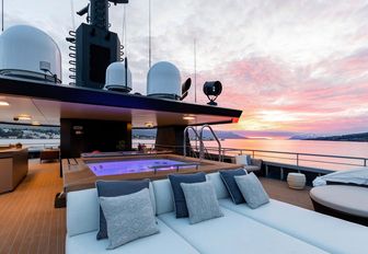 Jacuzzi at sunset onboard charter expedition yacht Ragnar