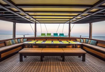alfresco dining on aft deck of charter yacht ‘Dunia Baru’ 