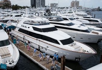 busy boardwalks at the Palm Beach Boat Show 2017