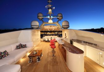 luxur yacht Bash' spacious sundeck with cocktail bar enad sumptuous lounger