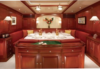 formal dining on board sailing yacht METEOR 