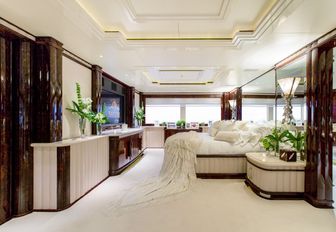 full-beam, opulent master suite aboard luxury yacht ‘Lioness V’ 