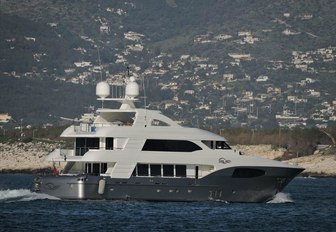 charter yacht ‘I Sea’ underway in the Mediterranean