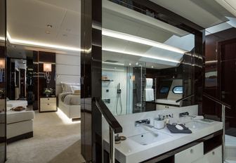 full-beam master suite en-suite aboard motor yacht FLEUR