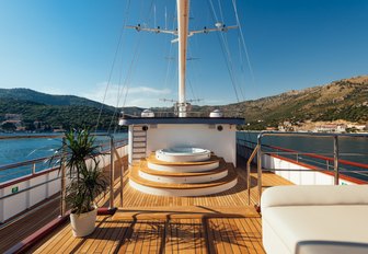 luxury yacht corsario jacuzzi on deck