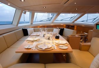 formal dining aboard superyacht ‘Bella Regazza’ 