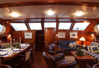 comfortable main salon on board sailing yacht CAVALLO 