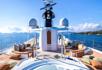 Jacuzzi and seating areas on the sundeck of motor yacht Avant Garde 2