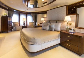 full-beam classically styled master suite on board charter yacht ‘Blue Moon’ 