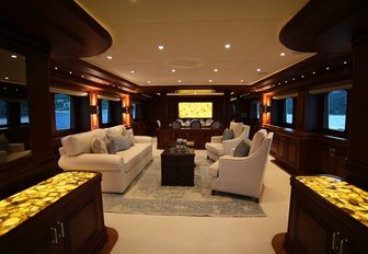 Luxury yacht CLARITY skylounge