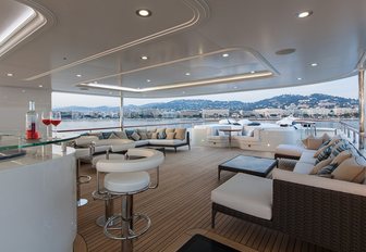 bar and multiple seating areas on the sundeck of motor yacht PRIDE
