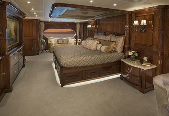 full-beam, opulent master suite aboard charter yacht ‘Silver Lining’ 