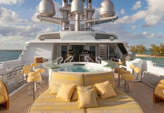 Jacuzzi with swim-up bar and sun pads on the sundeck of motor yacht ‘My Seanna’ 