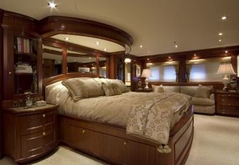 Long Island-style master suite aboard charter yacht ‘Penny Mae’ 