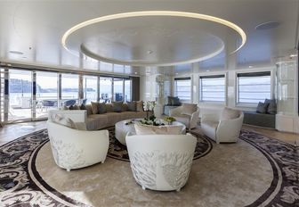 circular seating area in the skylounge aboard superyacht Quinta Essentia