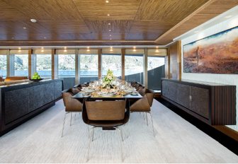 formal dining table in the main salon of motor yacht RUYA 
