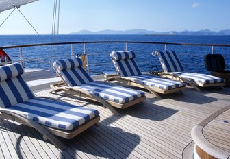 Bridge deck sunbathing, Athena