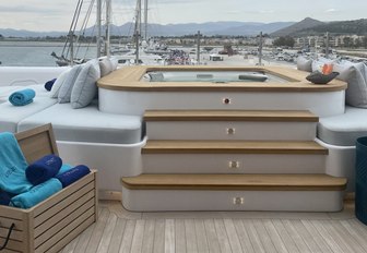 jacuzzi on the sundeck aboard superyacht O'Pari 