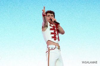 Benson Boone singing