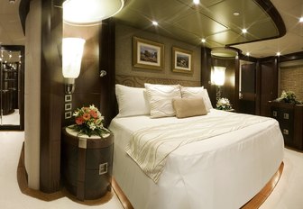 full-beam master suite aboard superyacht ‘De Lisle III’ 